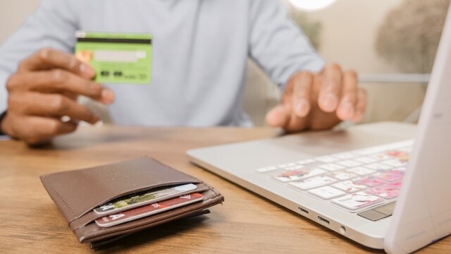 <p><i>Банковская карта при работе с ней накапливает энергетический потенциал</i></p>
<p><i>Банковская карта при работе с ней накапливает энергетический потенциал</i></p>