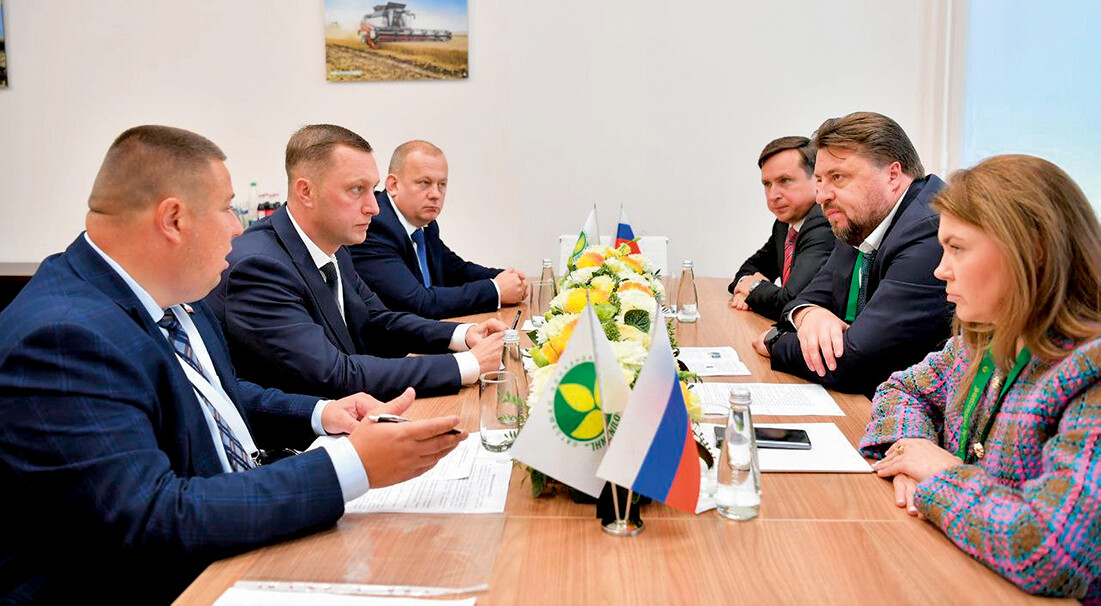 <p><br></p><p> </p><p>Рабочая встреча губернатора Саратовской области Романа Бусаргина с генеральным директором АО «Росагролизинг» Павлом Косовым и его заместителями.</p><p> </p>
<p><br></p><p> </p><p>Рабочая встреча губернатора Саратовской области Романа Бусаргина с генеральным директором АО «Росагролизинг» Павлом Косовым и его заместителями.</p><p> </p>