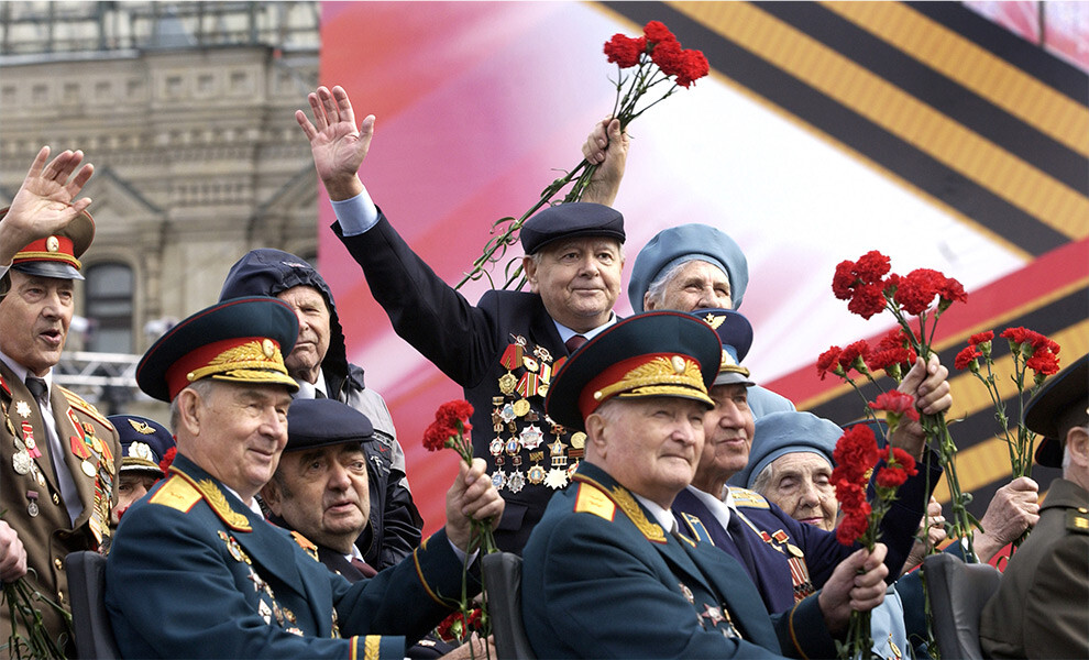 9 мая 2005 года — 60-летие Победы. Главным событием Парада стал проезд ветеранов войны. 2 600 человек провезли по Красной площади на 130 ЗИЛах. 9 мая 2005 года — 60-летие Победы. Главным событием Парада стал проезд ветеранов войны. 2 600 человек провезли по Красной площади на 130 ЗИЛах.