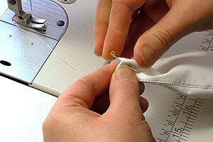 <p><br></p><p>Подрезаем припуски на шов.<br><br></p><p>Вымётываем, перекатывая шов а нижний воротник.<br><br></p><p>При помощи ВТО формуем место перегиба воротника. Отпариваем его.</p> <p><br></p><p>Подрезаем припуски на шов.<br><br></p><p>Вымётываем, перекатывая шов а нижний воротник.<br><br></p><p>При помощи ВТО формуем место перегиба воротника. Отпариваем его.</p>