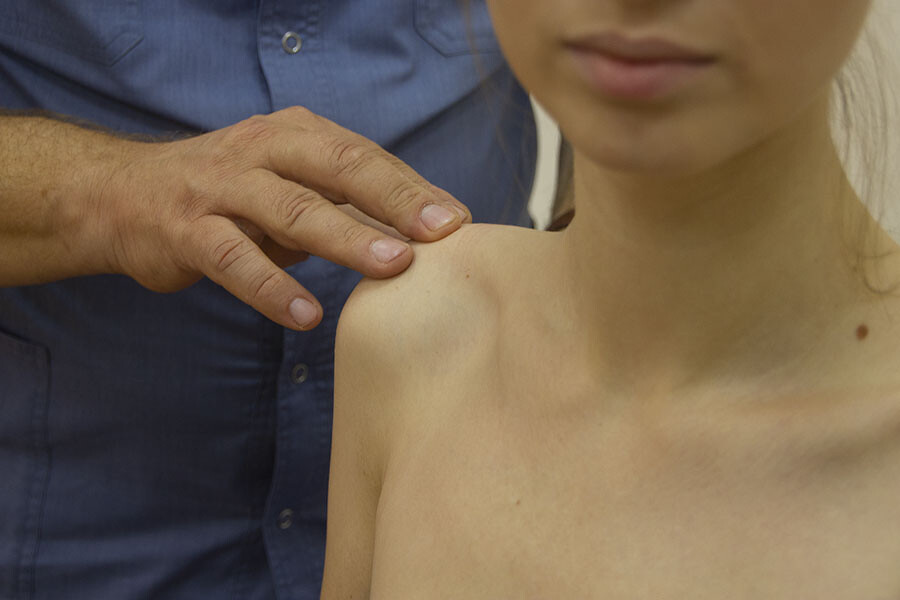 Пальпация верхней поверхности плечевого сустава