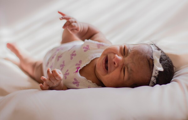 Как успокоить малыша, если он плачет во сне?