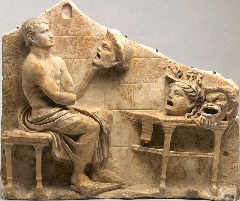 Рельеф сидящего поэта (Менандра) в масках из Новой комедии, I век до н.э., из Художественного музея Принстонского университета [общественное достояние]