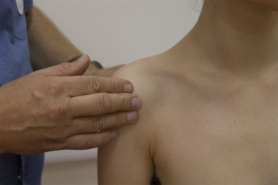 Пальпация передней поверхности плечевого сустава