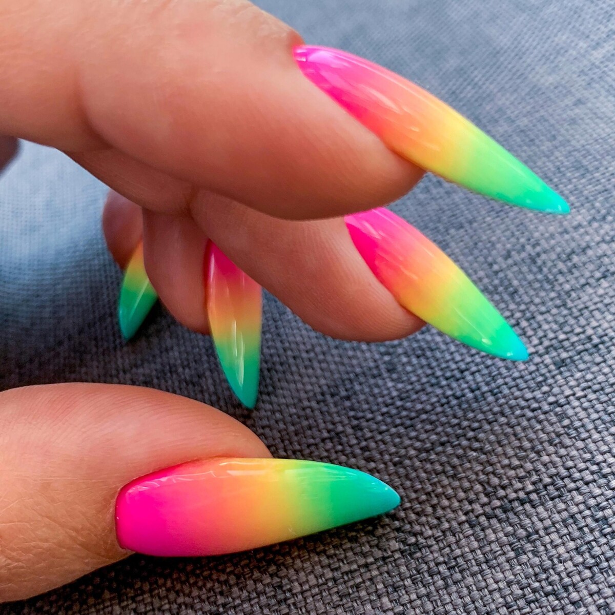 Degrade din culori neon pe unghii stiletto