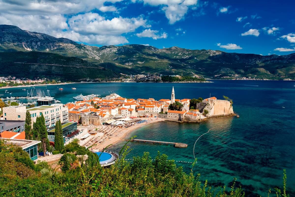 Blick von oben auf die Altstadt von Budva, den Strand und die Adriaküste Montenegros