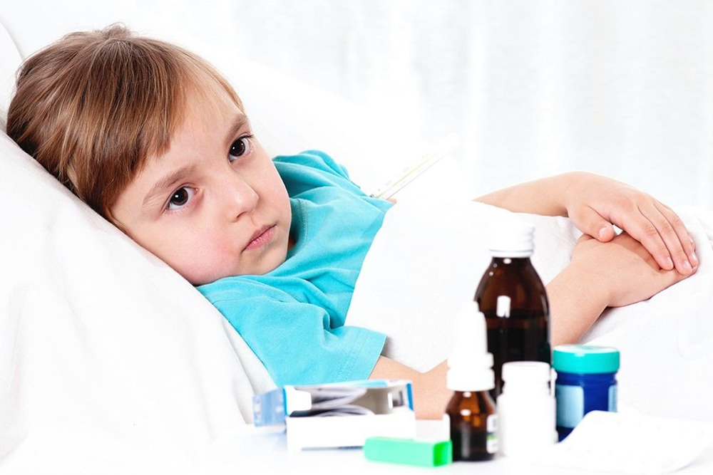 Ребенок заболел часто болеет. Ребенок болеет. Больной ребенок. Хронические заболевания у детей.