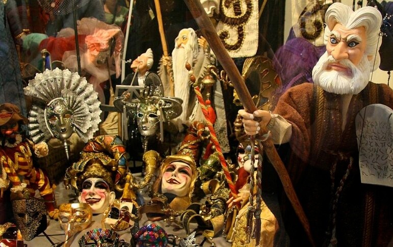 Витрина магазина масок в Венеции, 2010 г. [Шейла Санд, Wikimedia Commons, CC 2.0]