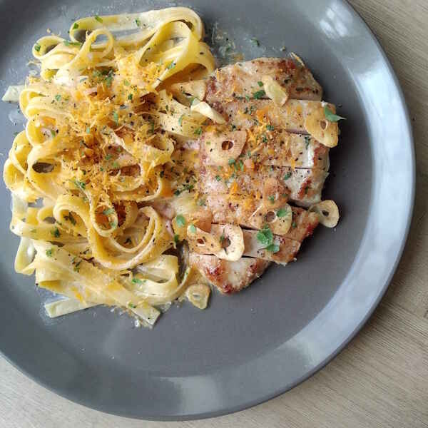 Феттуччини с курицей и чесночно-сырным соусом