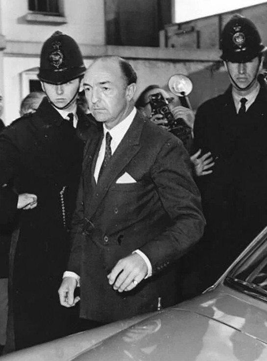 Профьюмо в сопровождении полиции идет к своему дому на Честер Террас в Лондоне, 18 июня 1963 год. Фото: Archief ANP scans / Nationaal Archief