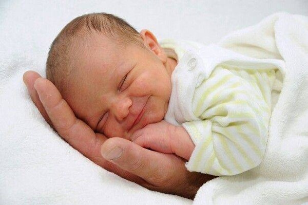 Сложно, но понять можно: ученые объяснили, почему младенцы улыбаются во сне | PARENTS