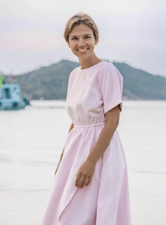 
		<p>
		Мне 31 год, я замужем, и у меня двое детей. Мы с мужем ведём совместный бизнес, живём в Подмосковье в домике у леса и выращиваем огород, а 6 месяцев в году путешествуем по миру вместе с нашими детьми с самого раннего их возраста.	</p>	