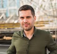 		<b><p>Виктор</b><br>веб-разработчик,<br>автор курса</p>	