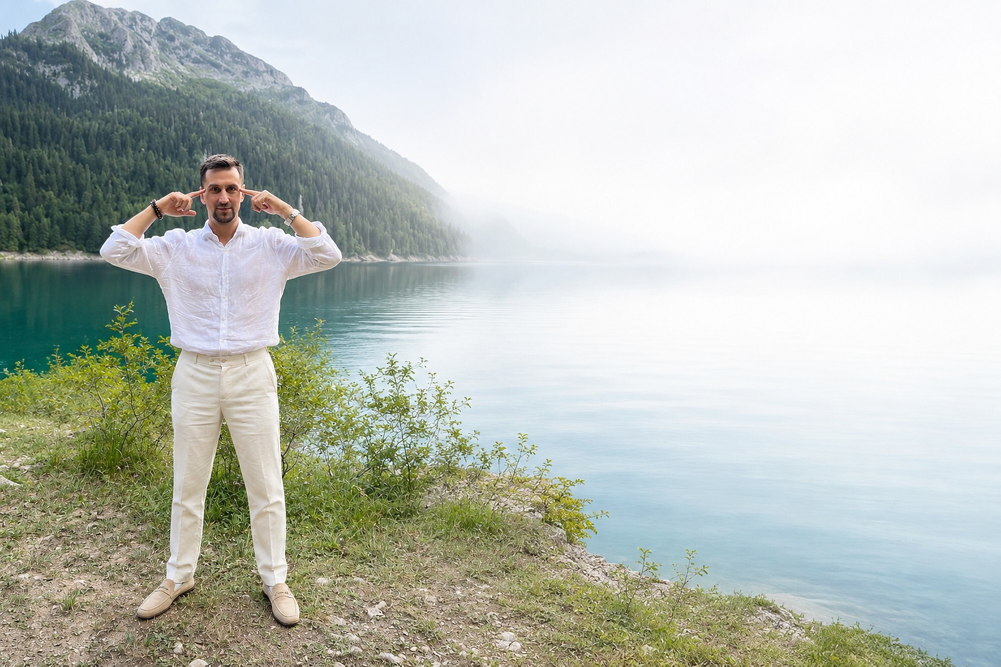 Fedor Simonov zeigt eine Übung für die Augen an einem Bergsee