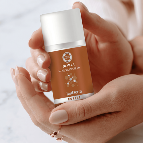 Crema Demela JeuDèrm tra le mani