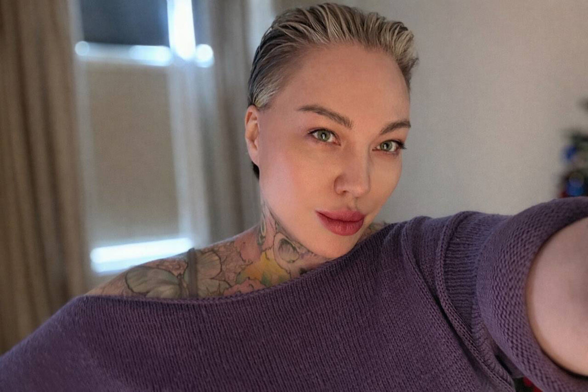 
		
		<p>
		На фото мне 44 и об уходе, чётких контурах&nbsp;и пластике я знаю всё, ну или почти всё.&nbsp;</p><p>А многие мои ровесницы уже «бабки».&nbsp;</p>		