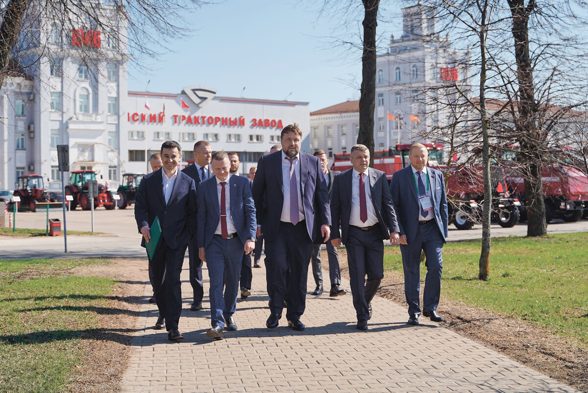 <p>
		Росагролизинг является надежным партнером для отечественных  машиностроителей и крупнейшим каналом реализации  сельскохозяйственной техники в России для белорусских заводов.	</p>